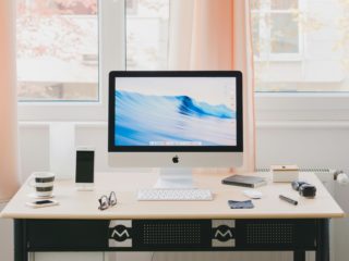 Moonen Kantoormeubelen lanceert ruimtebesparende en ergonomische kantooroplossingen met hoekbureaus en klapstoelen