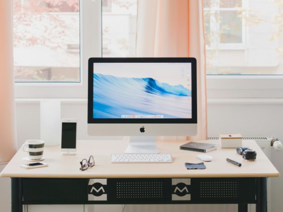 Moonen Kantoormeubelen lanceert ruimtebesparende en ergonomische kantooroplossingen met hoekbureaus en klapstoelen